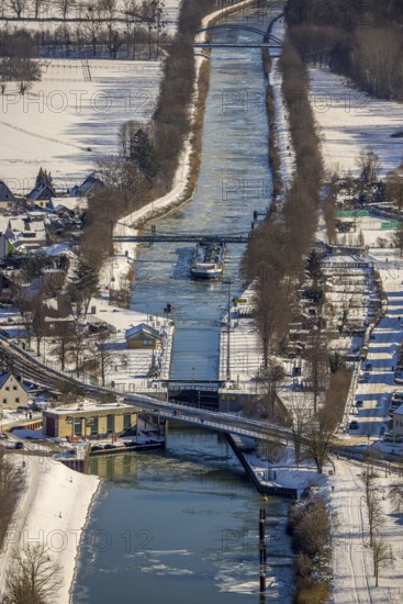 Aerial view, Werries Lock, Datteln-Hamm Canal, ice floes, snow, winter, inland waterway vessel, Uentrop, Hamm, Ruhr area, North Rhine-Westphalia, Germany, DE, Europe, aerial photography, aerial photography, aerial photography, overview, bird's-eye view, view, overview, lock, waterway, shipping, transport, logistics, goods transfer, ships, waters, school bridge