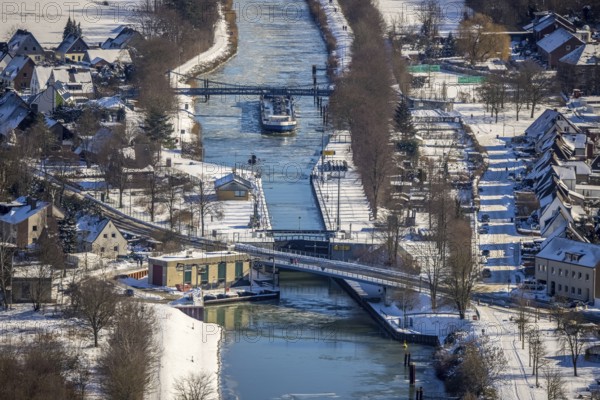 Aerial view, Werries Lock, Datteln-Hamm Canal, ice floes, snow, winter, inland waterway vessel, Uentrop, Hamm, Ruhr area, North Rhine-Westphalia, Germany, DE, Europe, aerial photography, aerial photography, aerial photography, overview, bird's-eye view, view, overview, lock, waterway, shipping, transport, logistics, goods transfer, ships, waters, school bridge