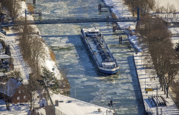 Aerial view, Werries Lock, Datteln-Hamm Canal, ice floes, snow, winter, inland waterway vessel, Uentrop, Hamm, Ruhr area, North Rhine-Westphalia, Germany, DE, Europe, aerial photography, aerial photography, aerial photography, overview, bird's-eye view, view, overview, lock, waterway, shipping, transport, logistics, goods transfer, ships, waters, school bridge
