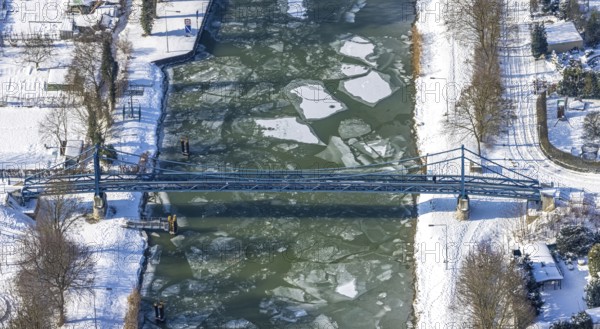 Aerial view, pedestrian bridge over the Datteln-Hamm Canal on the road Im Fuchswinkel near the Werries lock, school bridge, ice floes on the canal, Uentrop, Hamm, Ruhr area, North Rhine-Westphalia, Germany, DE, Europe, aerial view, aerial photography, aerial photography, snow, overview, bird's eye view, winter, birds-eyes, view, overview, Datteln-Hamm Canal, lock, ice floes, waterway, shipping traffic, transport, logistics, goods movement, ships, waters