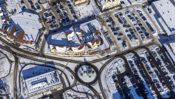 Aerial view, snow-covered roundabout on Ostwennemarstraße, Maxi-Center, shopping centre, Rewe, Sparkasse Hamm, car parks, Westpress Arena, Werries, Uentrop, Hamm, Ruhr area, North Rhine-Westphalia, Germany, DE, Europe, aerial view, aerial photography, aerial photography, snow, overview, bird's eye view, winter, birds-eyes, view, overview, Westpress-Arena, Savings bank, shopping, food, goods, shopping, textiles, consumption, gymnastics, school sports, ball sports, fitness, sport, exercise, bank, money, interest, capital, loan, money economy, stock exchange, investor, means of payment, finance, road traffic, connection, road layout, intersection, junction, traffic management, driving licence, transport, traffic, infrastructure, logistics
