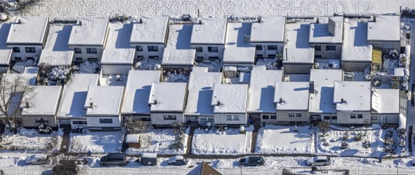 Aerial view, snow-covered bungalows at Marderweg, bungalow settlement, Uentrop, Hamm, Ruhr area, North Rhine-Westphalia, Germany, DE, Europe, aerial view, aerial photography, aerial photography, snow, overview, bird's-eye view, winter, birds-eyes, view, overview, bungalows, living, flat, houses, residential buildings, housing estate, settlement