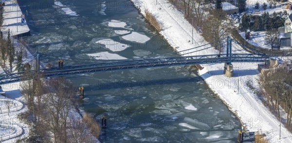 Aerial view, pedestrian bridge over the Datteln-Hamm Canal on the road Im Fuchswinkel near the Werries lock, school bridge, ice floes on the canal, Uentrop, Hamm, Ruhr area, North Rhine-Westphalia, Germany, DE, Europe, aerial view, aerial photography, aerial photography, snow, overview, bird's eye view, winter, birds-eyes, view, overview, Datteln-Hamm Canal, lock, ice floes, waterway, shipping traffic, transport, logistics, goods movement, ships, waters