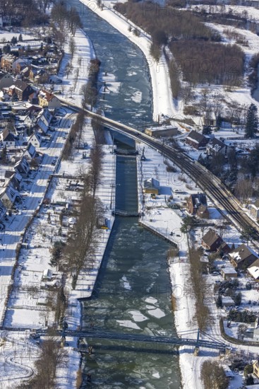 Aerial view, pedestrian bridge over the Datteln-Hamm Canal on the road Im Fuchswinkel near the Werries lock, school bridge, ice floes on the canal, Uentrop, Hamm, Ruhr area, North Rhine-Westphalia, Germany, DE, Europe, aerial view, aerial photography, aerial photography, snow, overview, bird's eye view, winter, birds-eyes, view, overview, Datteln-Hamm Canal, lock, ice floes, waterway, shipping traffic, transport, logistics, goods movement, ships, waters