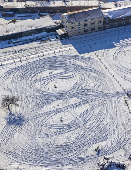 Aerial view, snow-covered field Marker Dorfstraße, winter, vehicle tracks in the snow, Uentrop, Hamm, Ruhr area, North Rhine-Westphalia, Germany, DE, Europe, aerial view, aerial photography, aerial photography, snow, overview, bird's-eye view, view, overview, snow-covered, field, vehicle tracks, in the