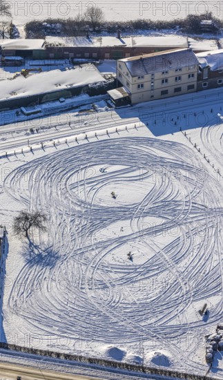 Aerial view, snow-covered field Marker Dorfstraße, winter, vehicle tracks in the snow, Uentrop, Hamm, Ruhr area, North Rhine-Westphalia, Germany, DE, Europe, aerial view, aerial photography, aerial photography, snow, overview, bird's-eye view, view, overview, snow-covered, field, vehicle tracks, in the