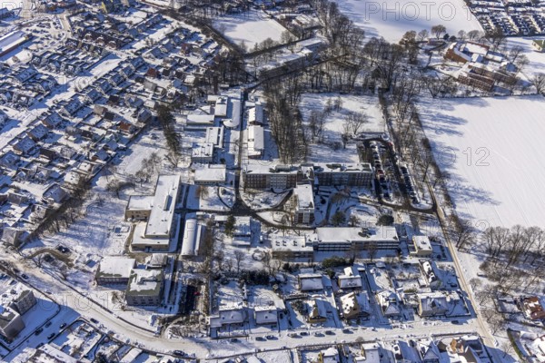 Aerial view, School in the Heithof, LWL-Berufskolleg - Fachschulen Hamm, School for the sick in the sponsorship of the Landschaftsverband Westfalen-Lippe, Winter, Snow-covered houses and streets, Uentrop, Hamm, Ruhr area, North Rhine-Westphalia, Germany, DE, Europe, Aerial view, aerial photography, aerial photography, snow, overview, bird's-eye view, view, overview, school, in, Heithof, Landschaftsverband, Westfalen-Lippe, education, pupils, college, training, school year, homework, class, year, education, pedagogy