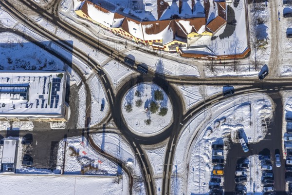 Aerial view, snow-covered roundabout on Ostwennemarstraße, Maxi-Center, shopping centre, Rewe, Sparkasse Hamm, car parks, Westpress Arena, Werries, Uentrop, Hamm, Ruhr area, North Rhine-Westphalia, Germany, DE, Europe, aerial view, aerial photography, aerial photography, snow, overview, bird's eye view, winter, birds-eyes, view, overview, Westpress-Arena, Savings bank, shopping, food, goods, shopping, textiles, consumption, gymnastics, school sports, ball sports, fitness, sport, exercise, bank, money, interest, capital, loan, money economy, stock exchange, investor, means of payment, finance, road traffic, connection, road layout, intersection, junction, traffic management, driving licence, transport, traffic, infrastructure, logistics