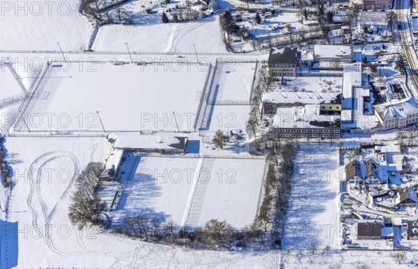 Aerial view, snow-covered sports facility, snow on roofs and streets, VFL Mark, Realschule Mark, Uentrop, Hamm, Ruhr area, North Rhine-Westphalia, Germany, DE, Europe, aerial view, aerial photography, aerial photography, snow, overview, bird's-eye view, winter, birds-eyes, view, overview, VFL, Mark, Realschule, education, pupils, college, training, school year, homework, class, year group, education, pedagogy, grass pitch, artificial grass pitch, football, sport, training, football match, football pitch, leisure, hobby, championship, athlete, team, sports field, sports facility, sand court, tennis, tennis playing, tennis club