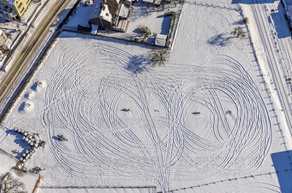 Aerial view, snow-covered field Marker Dorfstraße, winter, vehicle tracks in the snow, Uentrop, Hamm, Ruhr area, North Rhine-Westphalia, Germany, DE, Europe, aerial view, aerial photography, aerial photography, snow, overview, bird's-eye view, view, overview, snow-covered, field, vehicle tracks, in the