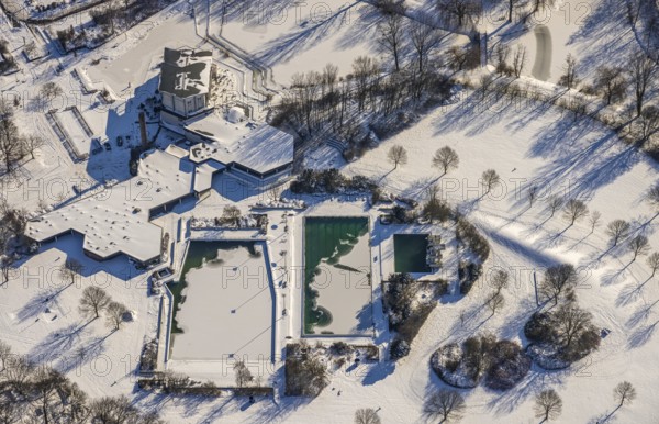 Aerial view, Hotel Selbachpark with outdoor pool Selbachpark, snow-covered areas, winter, Pelkum, Hamm, Ruhr area, North Rhine-Westphalia, Germany, DE, Europe, aerial view, aerial photography, aerial photography, snow, overview, bird's-eye view, view, overview, Selbach-Park, leisure, swimming, sports, fitness, water, recreation, green areas, flowers, trees