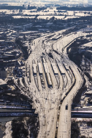 Aerial view, Hamm main station, tracks and platforms in the snow, winter, centre, Hamm, Ruhr area, North Rhine-Westphalia, Germany, DE, Europe, aerial view, aerial photography, aerial photography, snow, overview, bird's-eye view, birds-eyes, view, overview, main station, train traffic, rail traffic, traffic connection, travel, holiday, federal railway, German, railway, tracks, trains, transport, traffic, rails