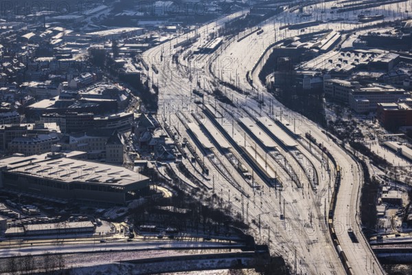 Aerial view, Hamm main station, tracks and platforms in the snow, winter, centre, Hamm, Ruhr area, North Rhine-Westphalia, Germany, DE, Europe, aerial view, aerial photography, aerial photography, snow, overview, bird's-eye view, birds-eyes, view, overview, main station, train traffic, rail traffic, traffic connection, travel, holiday, federal railway, German, railway, tracks, trains, transport, traffic, rails