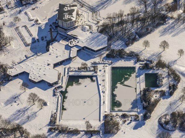 Aerial view, Hotel Selbachpark with outdoor pool Selbachpark, snow-covered areas, winter, Pelkum, Hamm, Ruhr area, North Rhine-Westphalia, Germany, DE, Europe, aerial view, aerial photography, aerial photography, snow, overview, bird's-eye view, view, overview, Selbach-Park, leisure, swimming, sports, fitness, water, recreation, green areas, flowers, trees