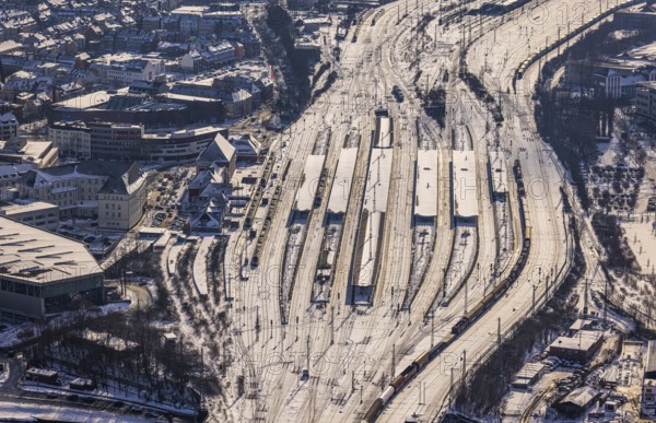 Aerial view, Hamm main station, tracks and platforms in the snow, winter, centre, Hamm, Ruhr area, North Rhine-Westphalia, Germany, DE, Europe, aerial view, aerial photography, aerial photography, snow, overview, bird's-eye view, birds-eyes, view, overview, main station, train traffic, rail traffic, traffic connection, travel, holiday, federal railway, German, railway, tracks, trains, transport, traffic, rails