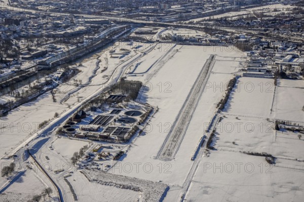 Aerial photo, EDLH airfield in the snow with cleared runway, Mattenbecke sewage treatment plant, Lippewiesen, snow, winter, Heessen, Hamm, Ruhr area, North Rhine-Westphalia, Germany, DE, Europe, aerial photo, aerial photography, aerial photography, overview, bird's-eye view, view, overview, EDLH, airfield, flying, air sports, leisure, pilot, water treatment, drinking water extraction, water purification, waste water
