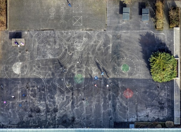 Aerial photo, schoolyard in Corona times, Maximilianschule Hamm, traffic training area in the schoolyard, Uentrop, Hamm, Ruhr area, North Rhine-Westphalia, Germany, DE, Europe, birds-eyes view, aerial photography, aerial photography, aerial photography, overview, bird's eye view