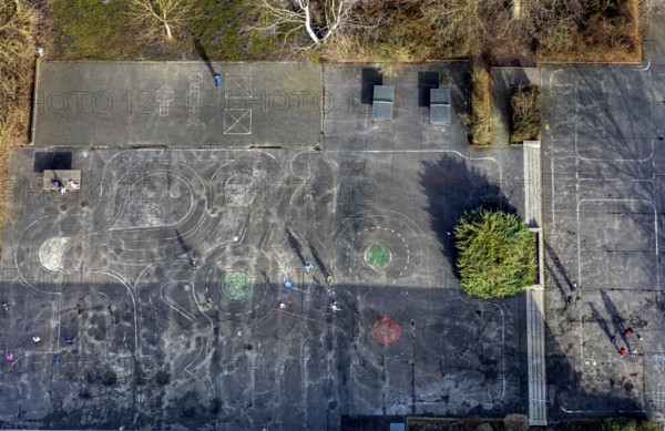 Aerial photo, schoolyard in Corona times, Maximilianschule Hamm, traffic training area in the schoolyard, Uentrop, Hamm, Ruhr area, North Rhine-Westphalia, Germany, DE, Europe, birds-eyes view, aerial photography, aerial photography, aerial photography, overview, bird's eye view