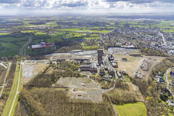 Aerial view, CreativRevier, former Ost Heinrich Robert mine, Herringen, Hamm, Ruhr area, North Rhine-Westphalia, Germany, construction site, CreativRevier Heinrich Robert GmbH, DE, Europe, event location, commercial area, hammerhead tower, aerial view, aerial photography, aerial photography, sight, overview, bird's eye view, residential properties, birds-eyes view, historical, overview