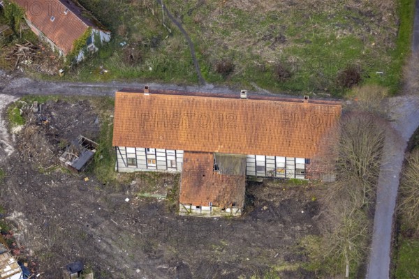 Aerial view, planned renovation of the castle mill on the Mühlengraben am Mühlenteich, Heckmann development area, An der Schlossmühle An der Schlossmühle development area in Heessen, Hamm, Ruhr area, North Rhine-Westphalia, Germany, DE, monument protection, Europe, Lippe floodplain, aerial view, aerial photography, aerial photography, mill, rainwater retention basin, overview, bird's-eye view, former flour mill, dilapidated condition, overview
