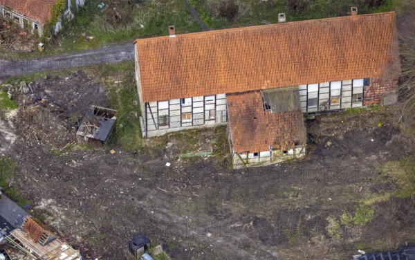 Aerial view, planned renovation of the castle mill on the Mühlengraben am Mühlenteich, Heckmann development area, An der Schlossmühle An der Schlossmühle development area in Heessen, Hamm, Ruhr area, North Rhine-Westphalia, Germany, DE, monument protection, Europe, Lippe floodplain, aerial view, aerial photography, aerial photography, mill, rainwater retention basin, overview, bird's-eye view, former flour mill, dilapidated condition, overview