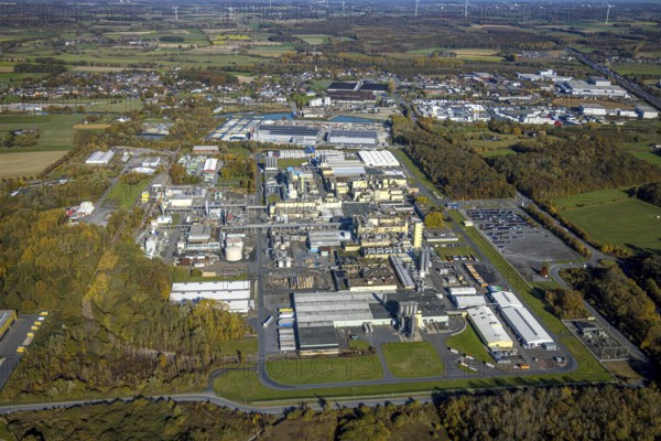 Aerial view, DuBay Polymer GmbH and Goldbeck Betonelemente GmbH at the Datteln-Hamm canal in the district Uentrop in Hamm, Ruhr area, North Rhine-Westphalia, Germany, DE, Europe, commercial enterprises, commercial area, commercial park, commercial location, commercial use, Hamm, industrial area, industrial building, industrial location, aerial view, aerial photography, aerial photography, overview, bird's-eye view, overview