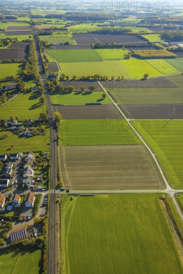 Aerial view, meadows and fields at Südfeldweg in Westtünnen in the district Rhynern in Hamm, Ruhr area, North Rhine-Westphalia, Germany, railway tracks, railway line, DE, Europe, Hamm, aerial view, aerial photography, aerial photography, overview, bird's-eye view, meadows and fields, birds-eyes view, overview