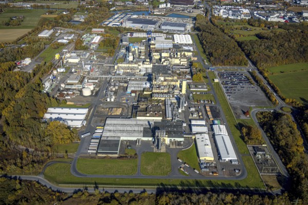 Aerial view, DuBay Polymer GmbH and Goldbeck Betonelemente GmbH at the Datteln-Hamm canal in the district Uentrop in Hamm, Ruhr area, North Rhine-Westphalia, Germany, DE, Europe, commercial enterprises, commercial area, commercial park, commercial location, commercial use, Hamm, industrial area, industrial building, industrial location, aerial view, aerial photography, aerial photography, overview, bird's-eye view, overview