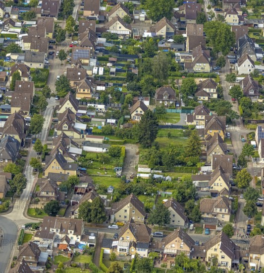 Aerial view, Isenbecker Hof colliery housing estate with Ludwig-Isenbeck-Straße, Albert-Funk-Straße and Juffernbuschstraße in the district of Herringen in Hamm, Ruhr area, North Rhine-Westphalia, Germany, workers' housing estate, miners' housing estate, DE, Europe, property tax, Hamm, real estate, aerial photograph, aerial photography, aerial photography, overview, bird's-eye view, housing estate, living and living, residential area, residential buildings, residential quality, residential neighbourhood, housing estate, birds-eyes view, overview