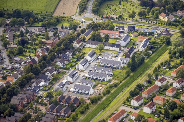 Aerial view, housing estate single-family terraced houses in Marie-Juchacz-Straße on Herringer Bach in the Herringen district, Hamm, Ruhr area, North Rhine-Westphalia, Germany, construction work, construction area, building site, building plots, construction project, construction site, DE, Europe, property tax, real estate, aerial photograph, aerial photography, aerial photography, new construction, overview, bird's eye view, residential complex, living and living, residential area, residential buildings, residential quality, residential neighbourhood, residential estate, birds-eyes view, overview