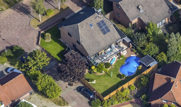Aerial view, residential house Schäferstraße with swimming pool and cover in the district Uentrop in Hamm, Ruhr area, North Rhine-Westphalia, Germany, DE, Europe, Hamm, aerial view, aerial photography, aerial photography, swimming pool, overview, bird's eye view, living and life, residential house, birds-eyes view, overview