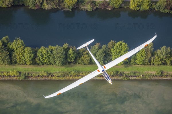 Aerial photo, Duo Discus high-performance two-seater D-4199 over Hamm airfield in the Heessen district of Hamm, Ruhr area, North Rhine-Westphalia, Germany, D-4199, DE, Europe, airfield, aircraft, Hamm, aerial photo, aerial photography, aerial photography, overview, bird's-eye view, overview