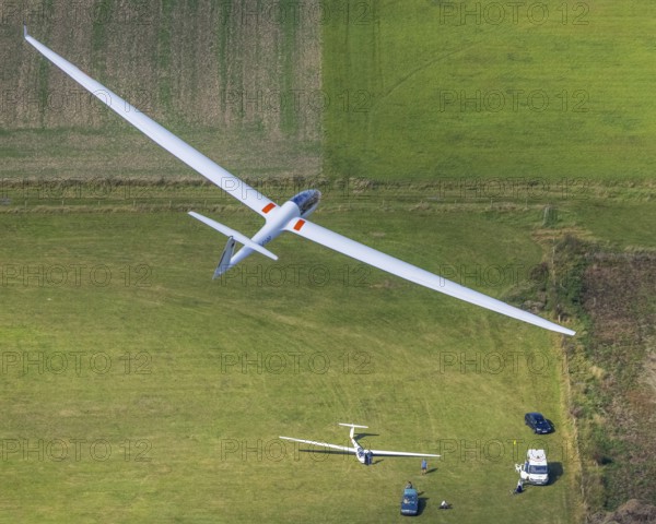 Aerial photo, Duo Discus high-performance two-seater D-4199 over Hamm airfield in the Heessen district of Hamm, Ruhr area, North Rhine-Westphalia, Germany, D-4199, DE, Europe, airfield, aircraft, Hamm, aerial photo, aerial photography, aerial photography, overview, bird's-eye view, overview
