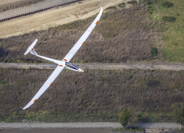 Aerial photo, Duo Discus high-performance two-seater D-4199 over Hamm airfield in the Heessen district of Hamm, Ruhr area, North Rhine-Westphalia, Germany, D-4199, DE, Europe, airfield, aircraft, Hamm, aerial photo, aerial photography, aerial photography, overview, bird's-eye view, overview