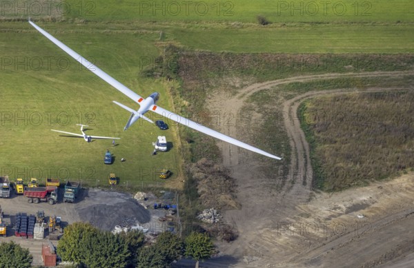Aerial photo, Duo Discus high-performance two-seater D-4199 over Hamm airfield in the Heessen district of Hamm, Ruhr area, North Rhine-Westphalia, Germany, D-4199, DE, Europe, airfield, aircraft, Hamm, aerial photo, aerial photography, aerial photography, overview, bird's-eye view, overview