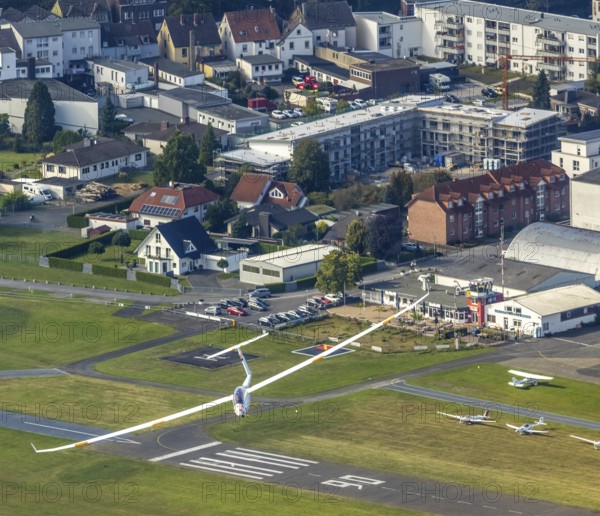 Aerial photo, Duo Discus high-performance two-seater D-4199 over Hamm airfield in the Heessen district of Hamm, Ruhr area, North Rhine-Westphalia, Germany, D-4199, DE, Europe, airfield, aircraft, Hamm, aerial photo, aerial photography, aerial photography, overview, bird's-eye view, overview