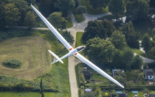 Aerial photo, Duo Discus high-performance two-seater D-4199 over Hamm airfield in the Heessen district of Hamm, Ruhr area, North Rhine-Westphalia, Germany, D-4199, DE, Europe, airfield, aircraft, Hamm, aerial photo, aerial photography, aerial photography, overview, bird's-eye view, overview