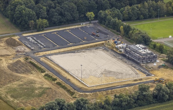 Aerial view, construction site and new construction sports ground Papenloh An der Lohschule in the district Rhynern in Hamm, Ruhr area, North Rhine-Westphalia, Germany, Am Sportplatz, construction work, construction area, building site, building plots, construction project, construction site, DE, Europe, Hamm, aerial view, aerial photography, aerial photography, sports, sports facilities, sports field, sports facility, overview, bird's-eye view, overview