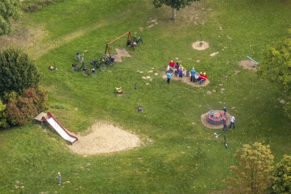 Aerial view, cyclists resting on a playground meadow on Brehmstraße in the Rhynern district of Hamm, Ruhr area, North Rhine-Westphalia, Germany, DE, Europe, Hamm, aerial view, aerial photography, aerial photography, overview, bird's-eye view, overview