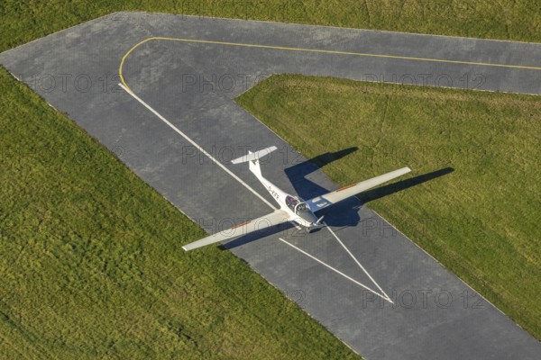 Aerial photo, Hamm airfield and motor glider in the district of Heessen in Hamm, Ruhr area, North Rhine-Westphalia, Germany, DE, Europe, aeroplane, Hamm, aerial photo, aerial photography, aerial photography, motor glider, motor glider D-KIFR, overview, bird's-eye view, birds-eyes view, overview