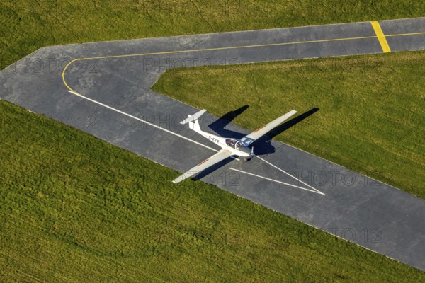 Aerial photo, Hamm airfield and motor glider in the district of Heessen in Hamm, Ruhr area, North Rhine-Westphalia, Germany, DE, Europe, aeroplane, Hamm, aerial photo, aerial photography, aerial photography, motor glider, motor glider D-KIFR, overview, bird's-eye view, birds-eyes view, overview