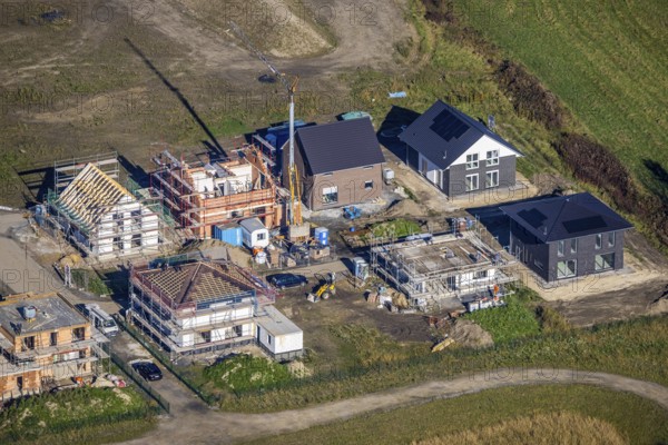Aerial view, construction area Heimshof Ost at Sachsenring in the district Heessen in Hamm, Ruhr area, North Rhine-Westphalia, Germany, construction work, construction, construction area, building site, building plots, construction measure, construction project, construction site, DE, Europe, property tax, Hamm, real estate, aerial view, aerial photography, aerial photography, new construction, overview, bird's eye view, residential complex, living and living, residential area, residential buildings, residential quality, residential neighbourhood, housing estate, birds-eyes view, overview