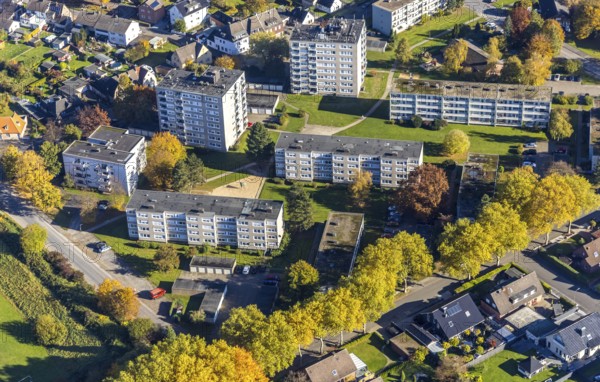 Aerial view, high-rise residential estate between Rautenstrauchstraße and Marinestraße in the district Bockum-Hövel in Hamm, Ruhr area, North Rhine-Westphalia, Germany, education, educational institution, DE, Europe, property tax, Hamm, high-rise buildings, real estate, educational institute, aerial view, aerial photography, aerial photography, apartment buildings, school, overview, bird's eye view, residential complex, living and living, residential area, residential buildings, residential quality, residential neighbourhood, housing estate, birds-eyes view, overview
