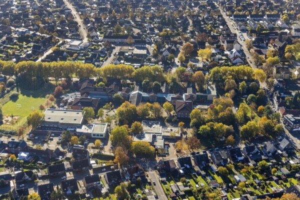 Aerial view, Sophie Scholl School and Gebrüder Grimm School in the residential area on Berliner Straße in the Bockum-Hövel district of Hamm, Ruhr area, North Rhine-Westphalia, Germany, education, educational institution, DE, Europe, property tax, Hamm, real estate, educational institute, aerial view, aerial photography, aerial photography, school, overview, bird's eye view, residential complex, living and life, residential area, residential buildings, residential quality, residential neighbourhood, housing estate, birds-eyes view, overview