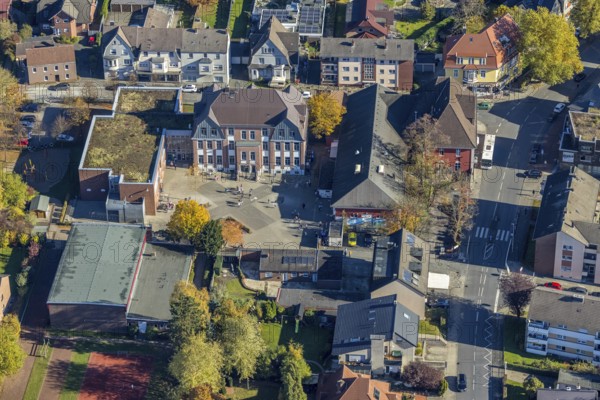 Aerial view, Overbergschule and pupils and cross on the schoolyard in the district Bockum-Hövel in Hamm, Ruhr area, North Rhine-Westphalia, Germany, education, educational institution, DE, Europe, Hamm, educational institute, aerial view, aerial photography, aerial photography, school, overview, bird's eye view, birds-eyes view, overview