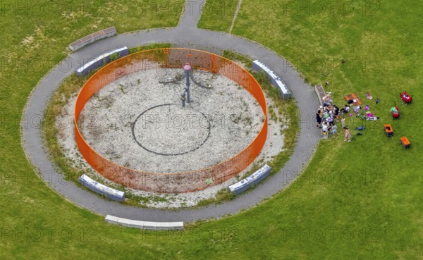 Aerial view, red circular grid in Lippepark Hamm - Schacht Franz, Platz der Bergbaugeschichte, Herringen, Hamm, Ruhr area, North Rhine-Westphalia, Germany, DE, Europe, leisure park, circular shape, aerial view, aerial photography, aerial photography, park, overview, bird's eye view, birds-eyes view, overview