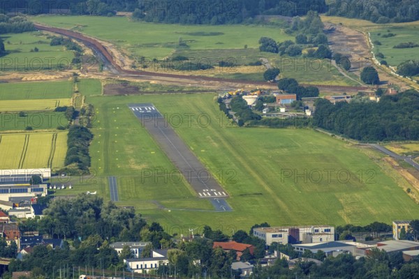 Aerial photograph, Hamm-Lippewiesen airfield, Heessen, Hamm, Ruhr area, North Rhine-Westphalia, Germany, DE, Europe, flight emission, airport, aircraft noise, airfield, runway, aerial photograph, aerial photography, aerial photography, runway, overview, bird's-eye view, birds-eyes view, overview