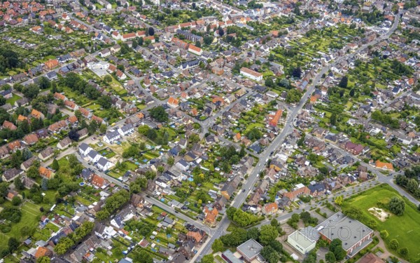 Aerial view, local view Bockum-Hövel and residential house with garden and swimming pool in Körnerstraße, Bockum-Hövel, Hamm, Ruhr area, North Rhine-Westphalia, Germany, DE, Europe, property tax, real estate, aerial view, aerial photography, aerial photography, overview, bird's-eye view, housing estate, living and living, residential area, residential buildings, residential quality, housing estate, birds-eyes view, overview