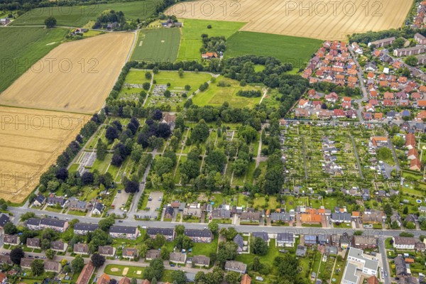 Aerial view, residential area west of the alleyway Ontariogrund, central cemetery, Bockum-Hövel, Hamm, Ruhr area, North Rhine-Westphalia, Germany, burial ground, DE, Europe, Falkenstraße, cemetery, memorial, Gottesacker, land tax, graves, burial ground, Gülderlinggasse, real estate, aerial view, aerial photography, aerial photography, resting place, Sternrenettenweg, overview, bird's-eye view, housing estate, living and life, residential area, residential buildings, residential quality, residential neighbourhood, housing estate, birds-eyes view, overview
