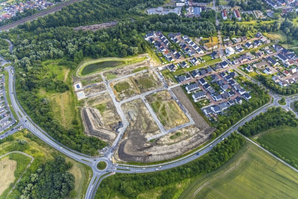 Aerial view, construction area at Sachsenring with housing estate in the district of Heessen, Hamm, Ruhr area, North Rhine-Westphalia, Germany, construction work, building, construction area, building site, building plots, construction project, construction site, DE, Europe, property tax, real estate, roundabout, roundabout, aerial view, aerial photography, aerial photography, metropolitan region Rhine-Ruhr, new building, overview, bird's-eye view, housing estate, living and living, residential area, residential buildings, residential quality, residential quarter, housing estate, birds-eyes view, overview